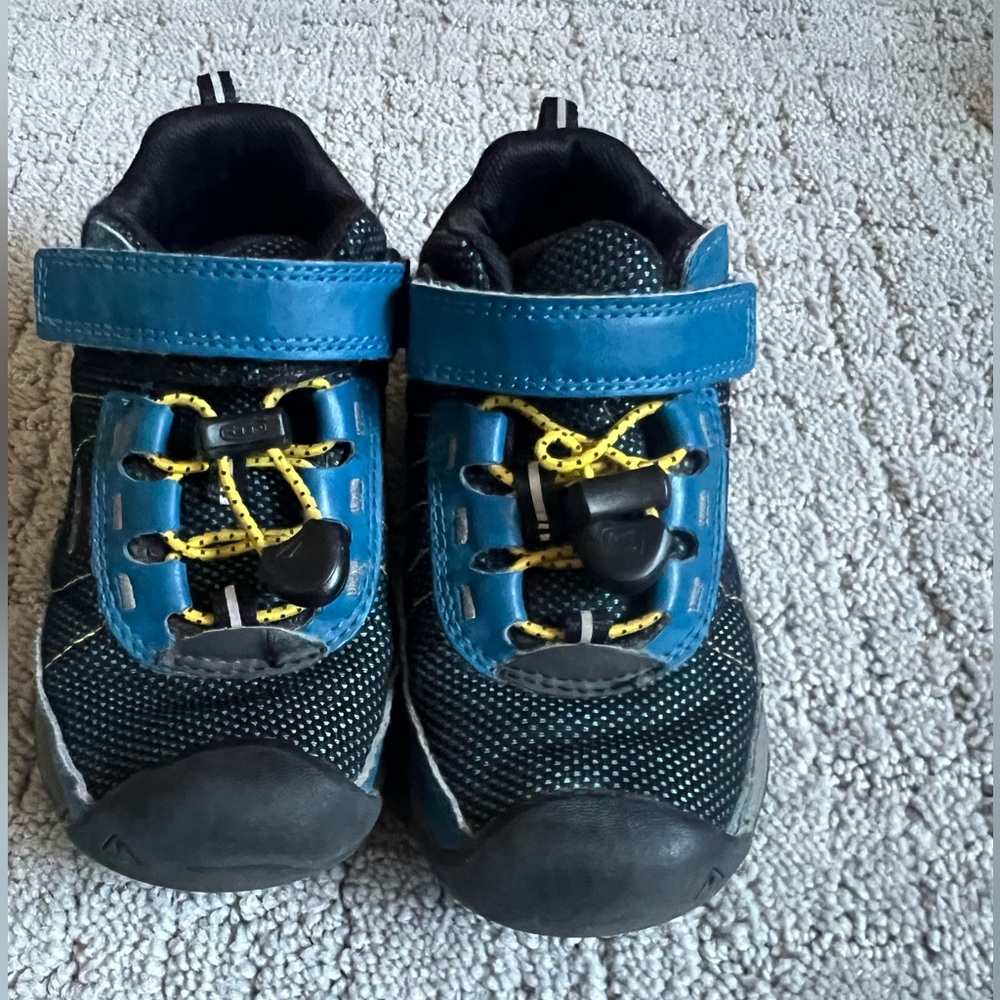 Keen kids hiking sneakers size 10 toddler
